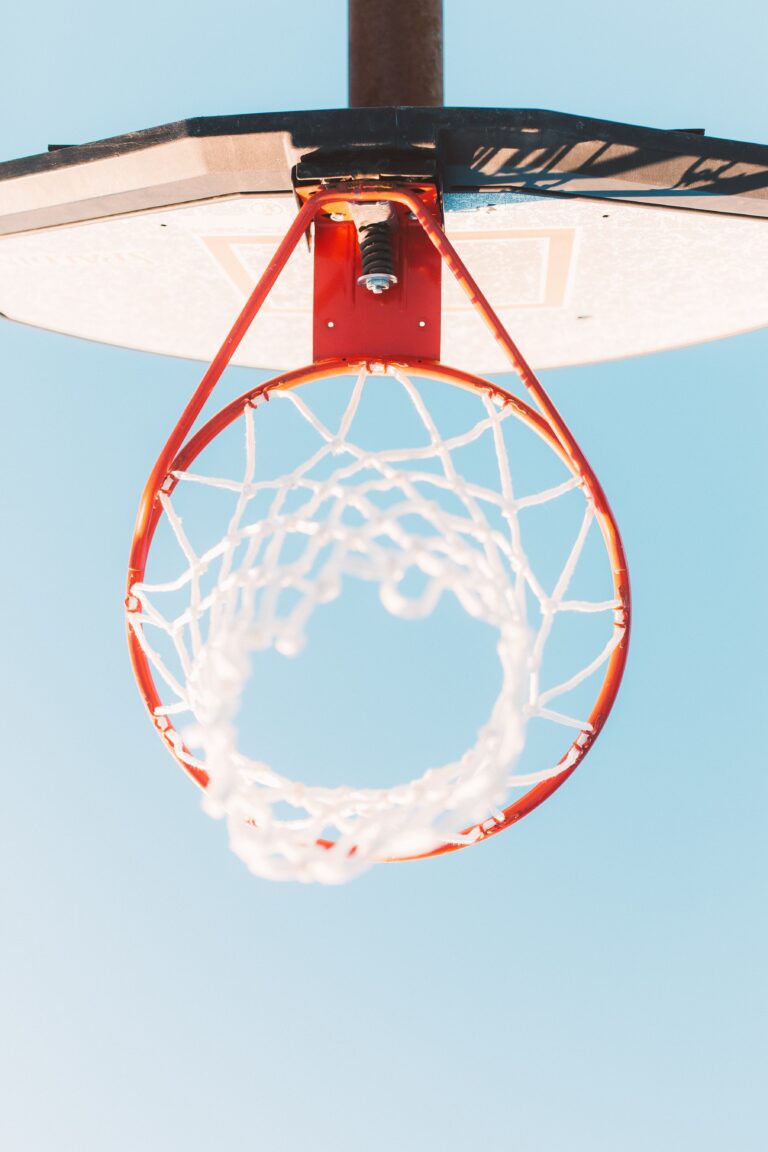 Basketballkorb von unten in den blauen Himmel fotografiert